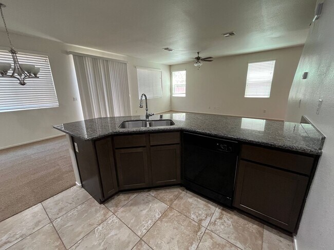 Foto del edificio - Lovely 2 story home with 3 large bedrooms, 2.5 baths and a 2 car garage.