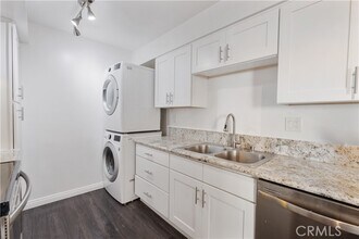 Building Photo - 433 S Manhattan Pl