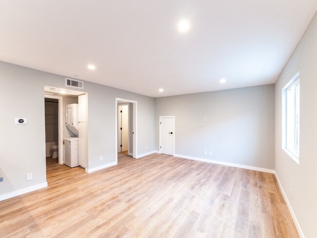 Building Photo - 5847 Willoughby Ave