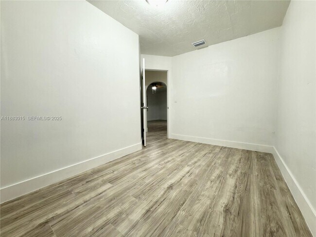 Foto del edificio - 729 NW 114th St