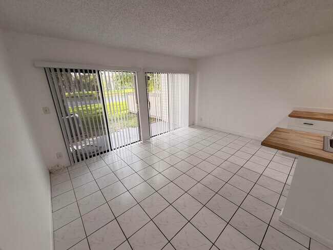 Foto del edificio - 9825 NW 37th St