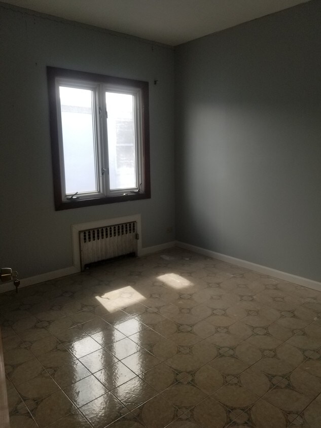 Room for tent $800 - 1607 Crosby Ave