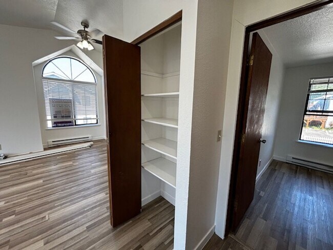 Foto del edificio - Spacious, two bedrooms, one bath in the Ro...