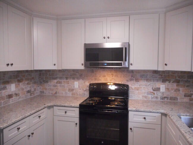 Building Photo - 2 Bedroom Brick Duplex in Prime Location w...