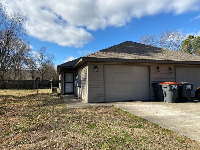 Foto del edificio - Wonderful Two Bedroom in Elkins AR! Right ...