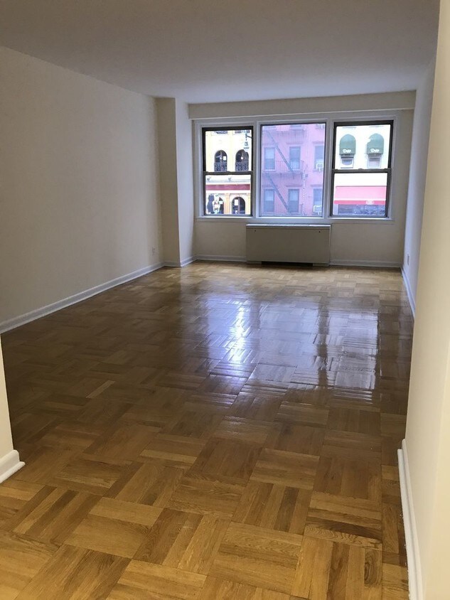 Foto principal - 300 W 44th St