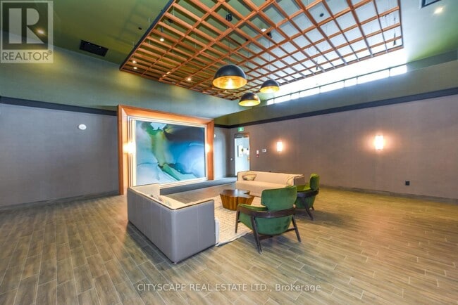 Building Photo - 450 Dundas St E