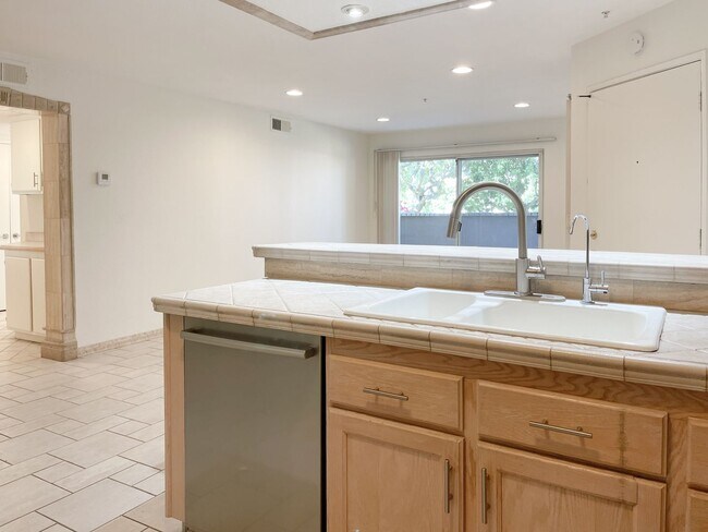 Building Photo - Single-Level 2-Bed Condo in Orange