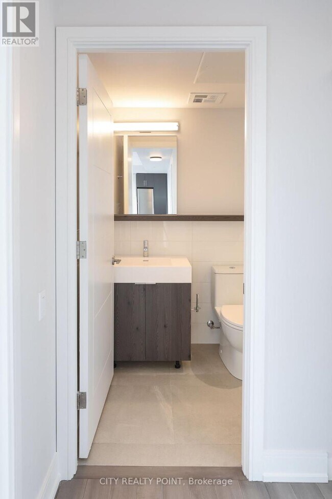 Photo du bâtiment - 2525-2525 Bathurst St