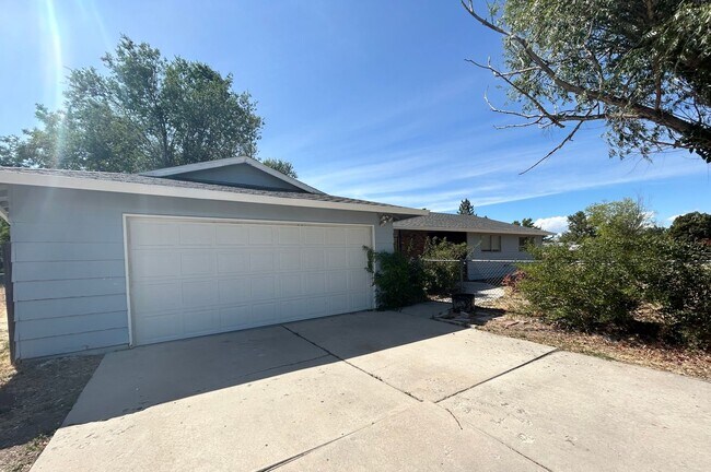 Foto del edificio - Corner Lot Home w/ Giant Yards, Covered Patio & Minutes to Boise Spectrum Center!