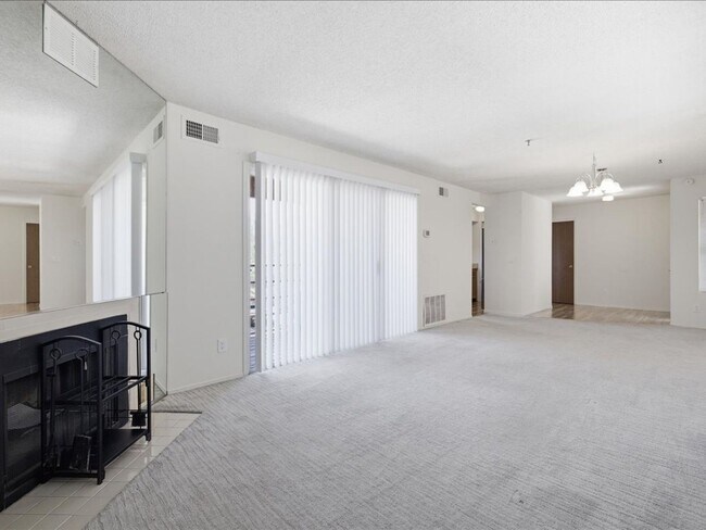 Foto del edificio - Breathtaking Mountain Views from Dual Balconies – Spacious 2 Bed / 2 Bath