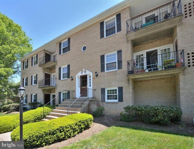 Building Photo - 3945 Lyndhurst Dr