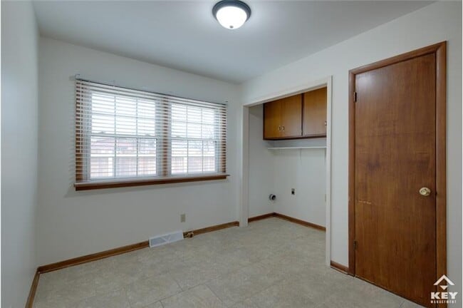 Foto del edificio - 6402 E 11th St N