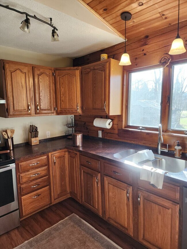 Building Photo - 8894 Hills Rd 3 Bedroom 1 Bath Single Fami...