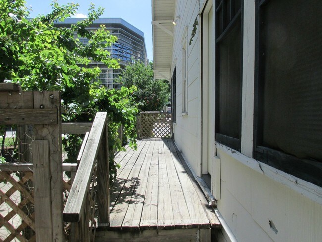 Building Photo - 2305 Rio Grande St