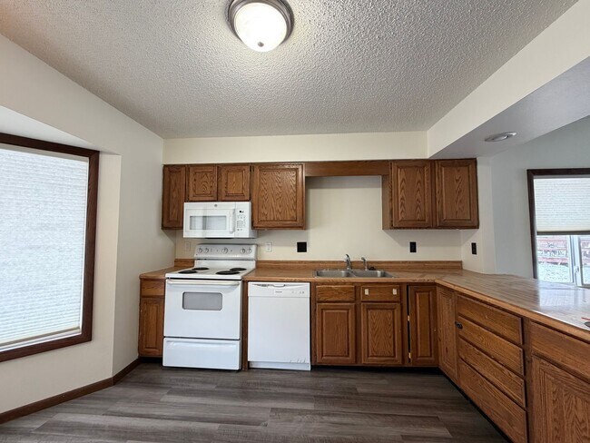 Foto del edificio - $1,400 | 3 Bedroom, 2 Bathroom House | Pets Negotiable* | Available for an Immediate Move In!