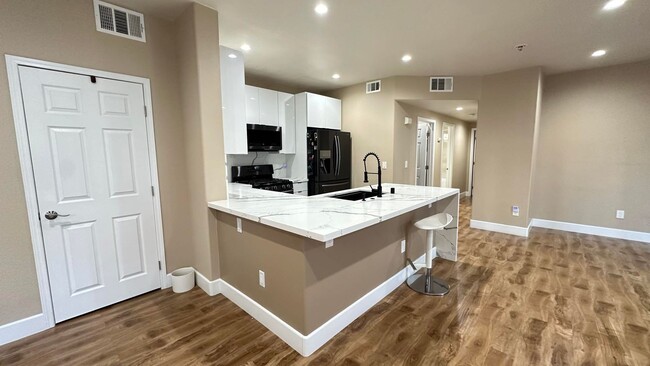 Building Photo - SPECIOUS 2 BED 2 BATH CONDO WITH ATTACHED ...
