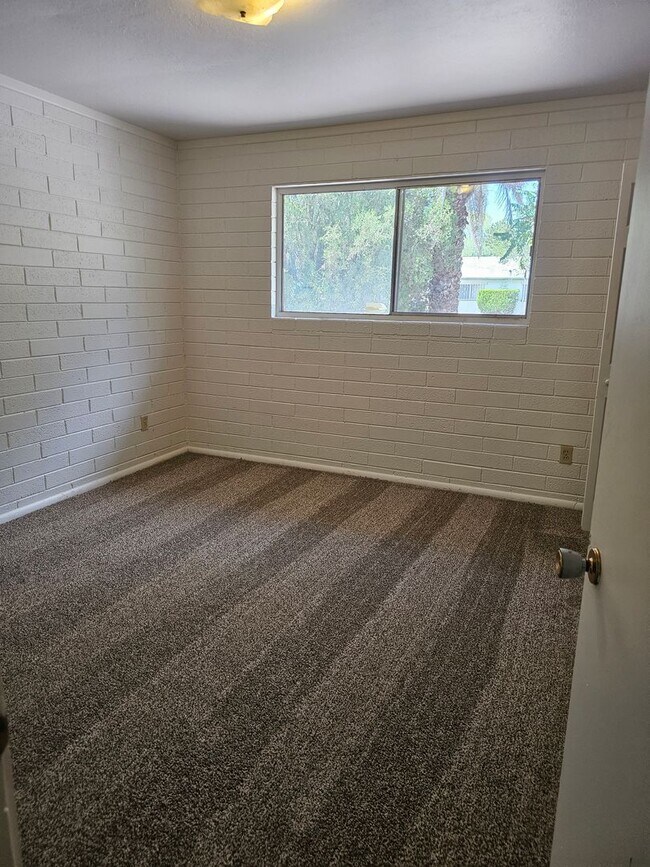 Foto del edificio - Room to roam on the west end!