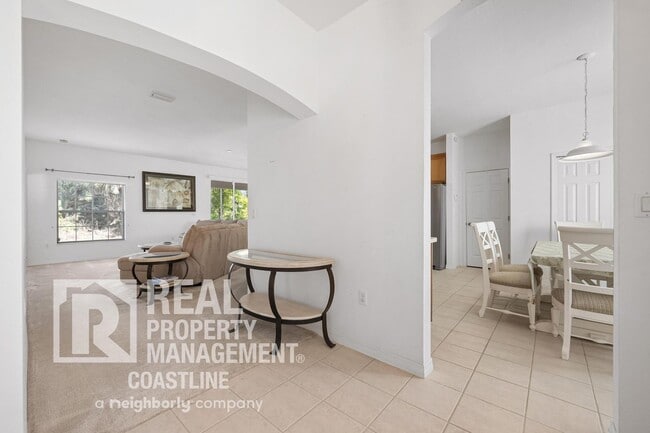 Building Photo - **50% Off First Month's Rent** - Flexible Lease: Seasonal OR Annual Furnished OR Unfurnished