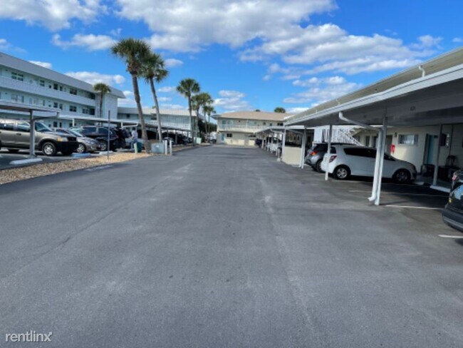 Foto del edificio - 335 N Causeway
