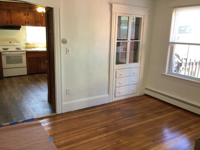 Building Photo - 10 1/2 Bentley St