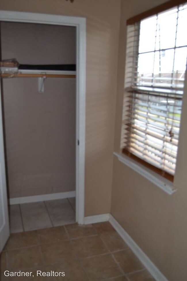 Building Photo - 4859 Francis Dr