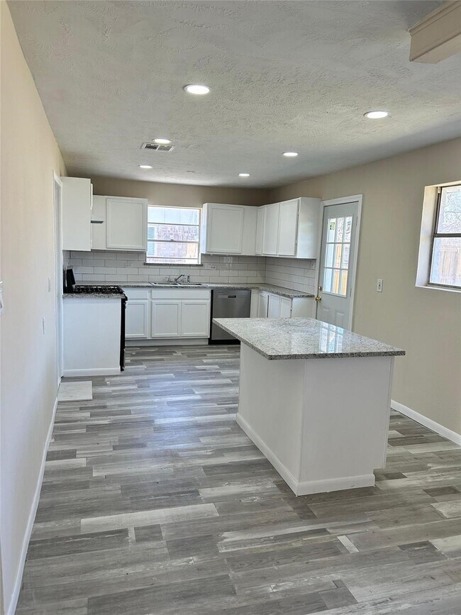 Building Photo - 3822 Ebbtide Dr