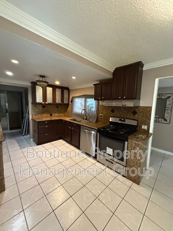 Foto del edificio - 1348 E 213th St