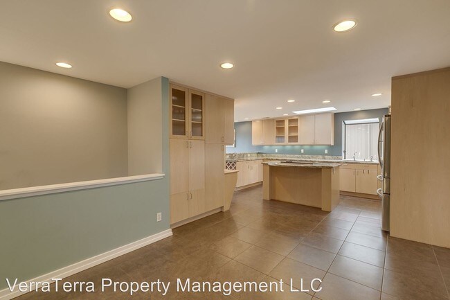Building Photo - 5 br, 3 bath House - 13430 SE 43rd St