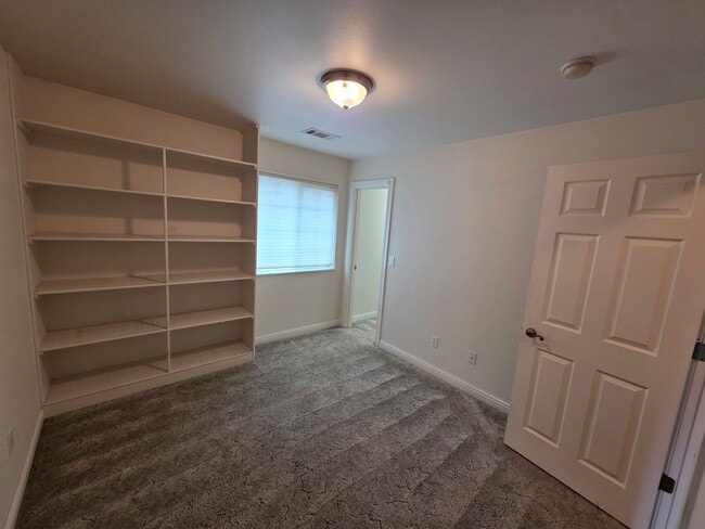 Building Photo - Newer 3 bed 2 bath