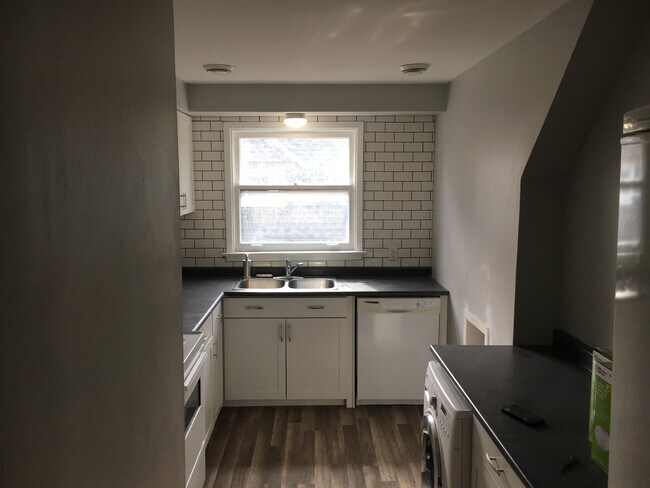 Building Photo - 311 Dufferin Av