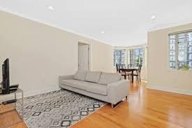 Building Photo - No Brokers Fee, One Month Rent-Free, Luxur...