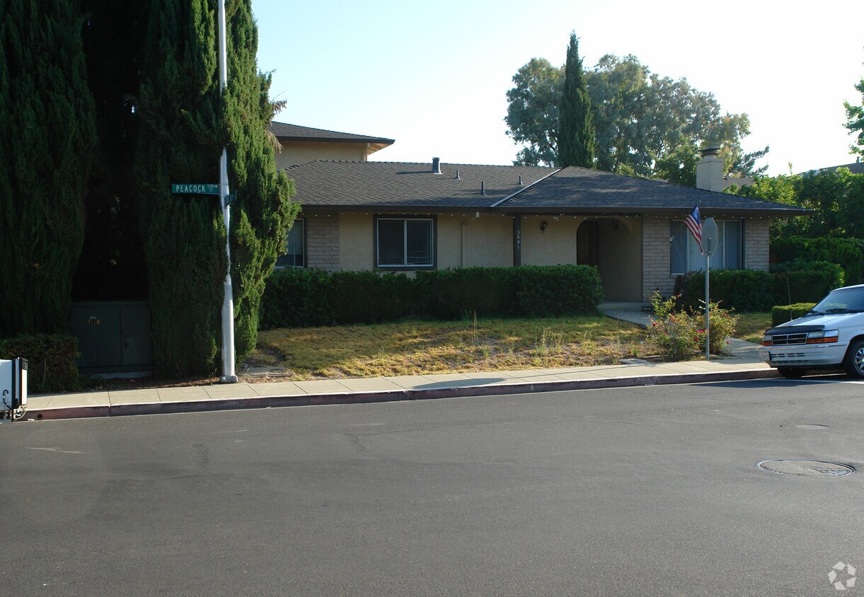 Foto del edificio - 3691 Peacock Ct