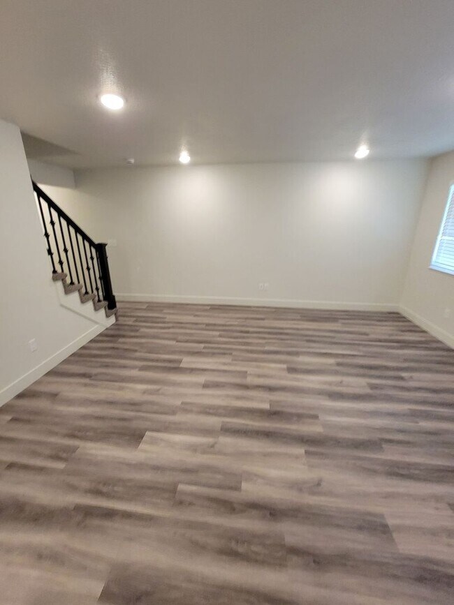 Foto del edificio - 2 Weeks Free Rent in May! West Haven 3 bed...
