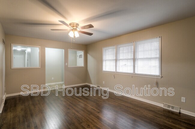 Building Photo - 807 N Piute Ave