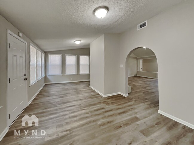 Building Photo - 6137 Briarbend Ln