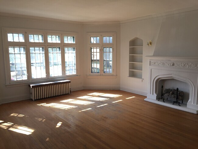 Living room - 11115 S Emerald Ave
