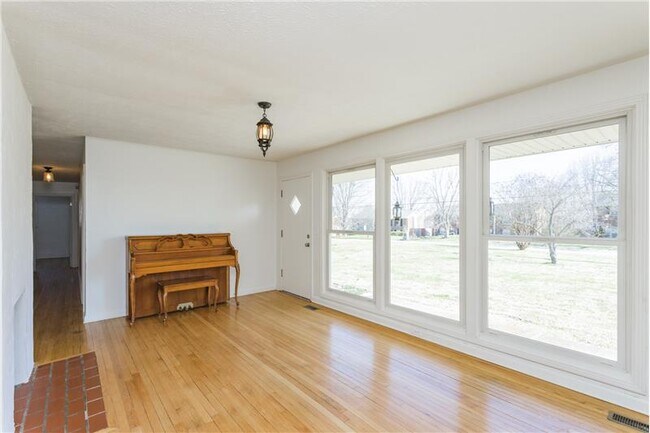 Building Photo - 812 Rosebank Ave