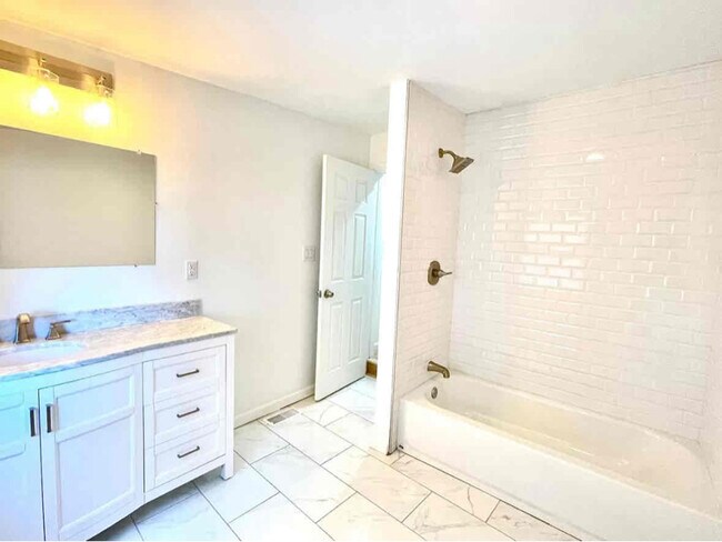 Building Photo - 2457 Gaul St