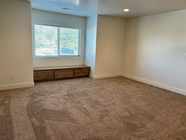 Building Photo - Dog Friendly 4 Bedroom Townhome. $200 First Full Month's Rent!