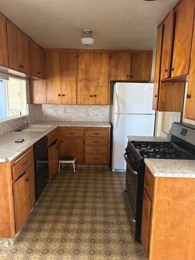 Foto del edificio - 4 bedroom 2 bath updated and new in Centra...
