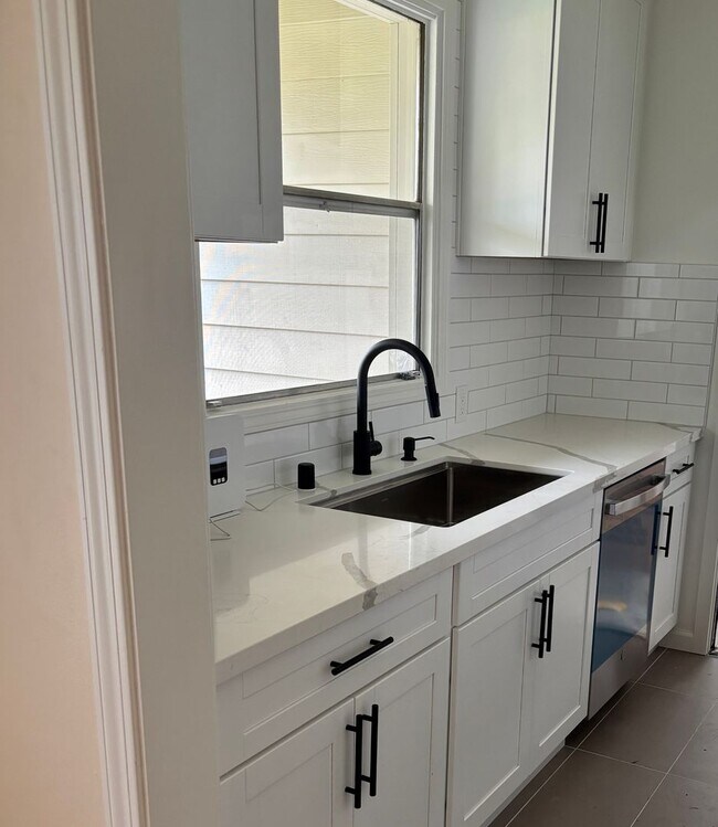 Building Photo - Cute As A Bug 2/1 Tahoe Park Gem!  Please read entire ad for viewings.