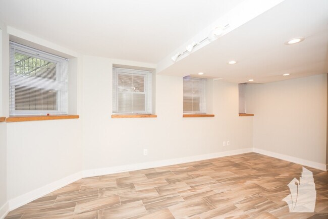 Foto del edificio - 2326 N Southport Ave