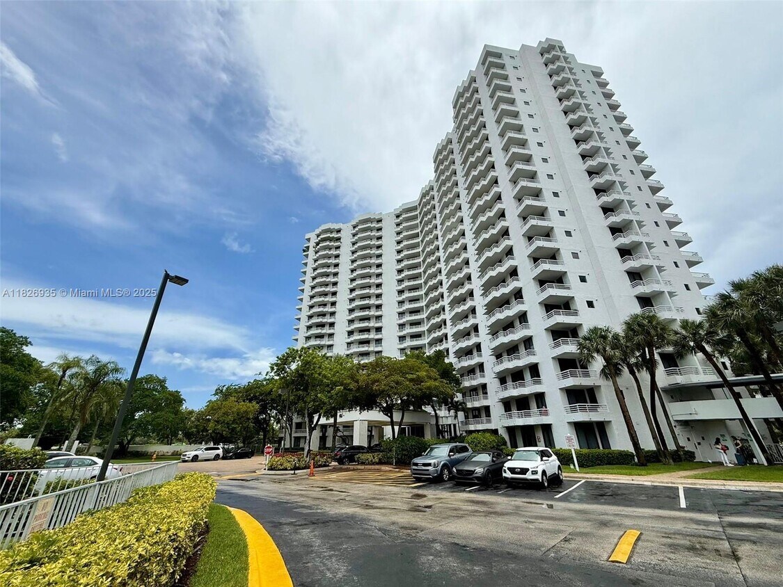 Foto principal - 3300 NE 192 St