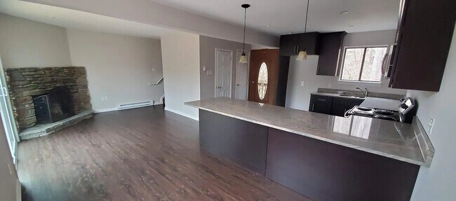 Foto del edificio - 350 Crewe Ct