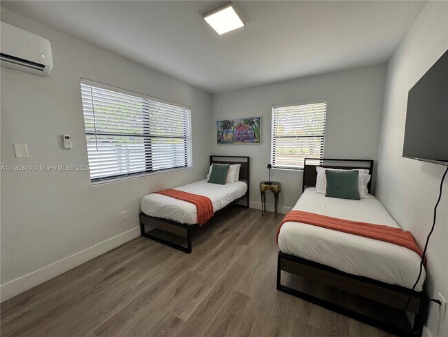 Foto del edificio - 584 NW 30th St