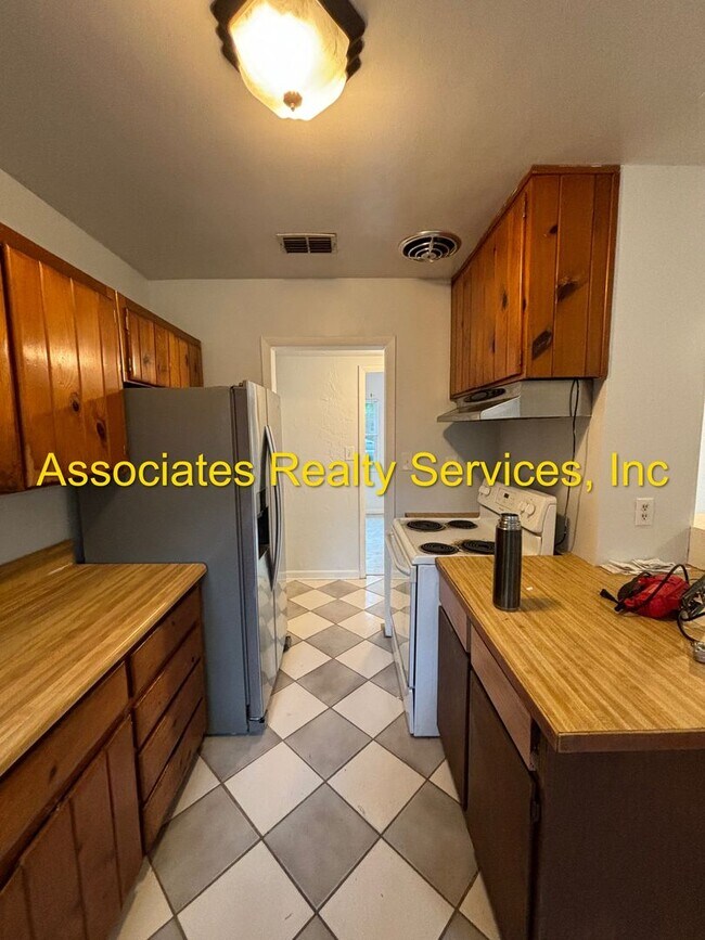 Building Photo - Updated 3 bed/ 1.5 bath single family home...