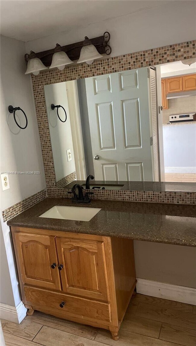 Foto del edificio - 4111 Stirling Rd