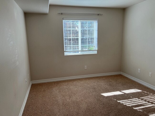 Building Photo - 5 BEDROOM, 4 BATHROOM TOWNHOUSE WITH 2 CAR...