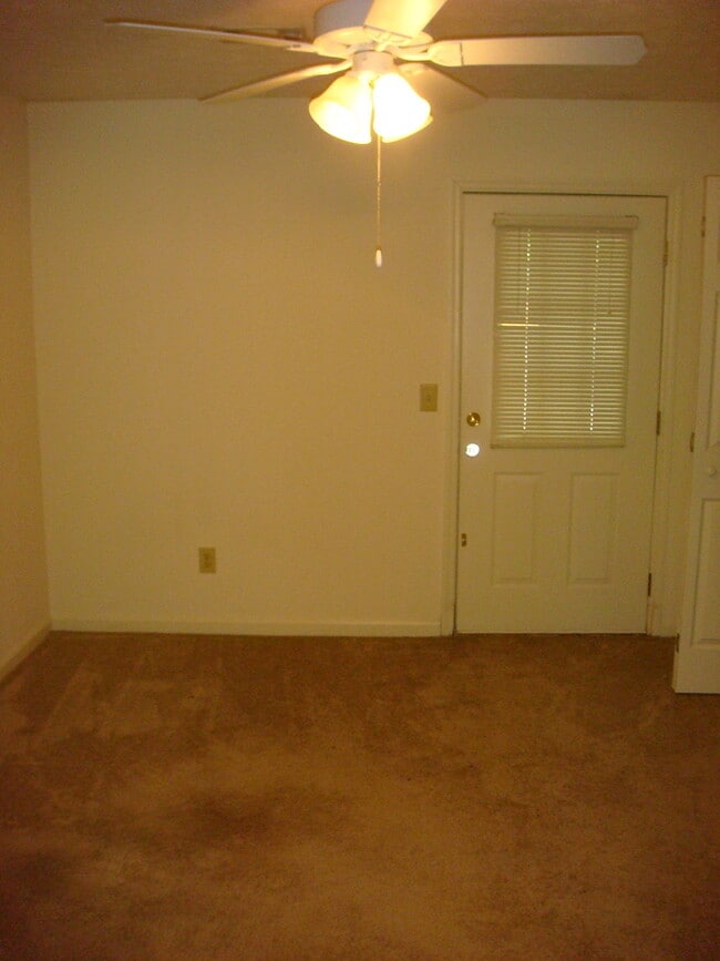 Building Photo - Great location to commute to Auburn or Ope...